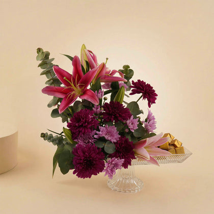 زهور وشوكولاتة في طبق كريستال