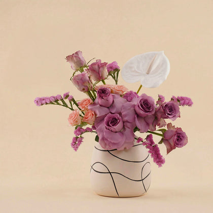 فازة ورد بنفسجي مع انثوريوم بيضاء