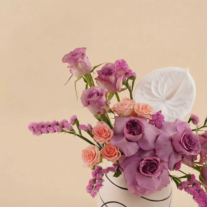 فازة ورد بنفسجي مع انثوريوم بيضاء