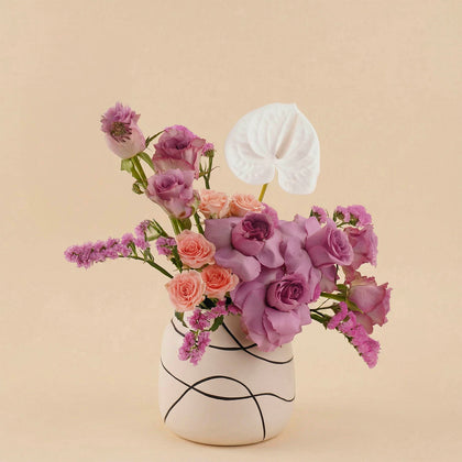 فازة ورد بنفسجي مع انثوريوم بيضاء