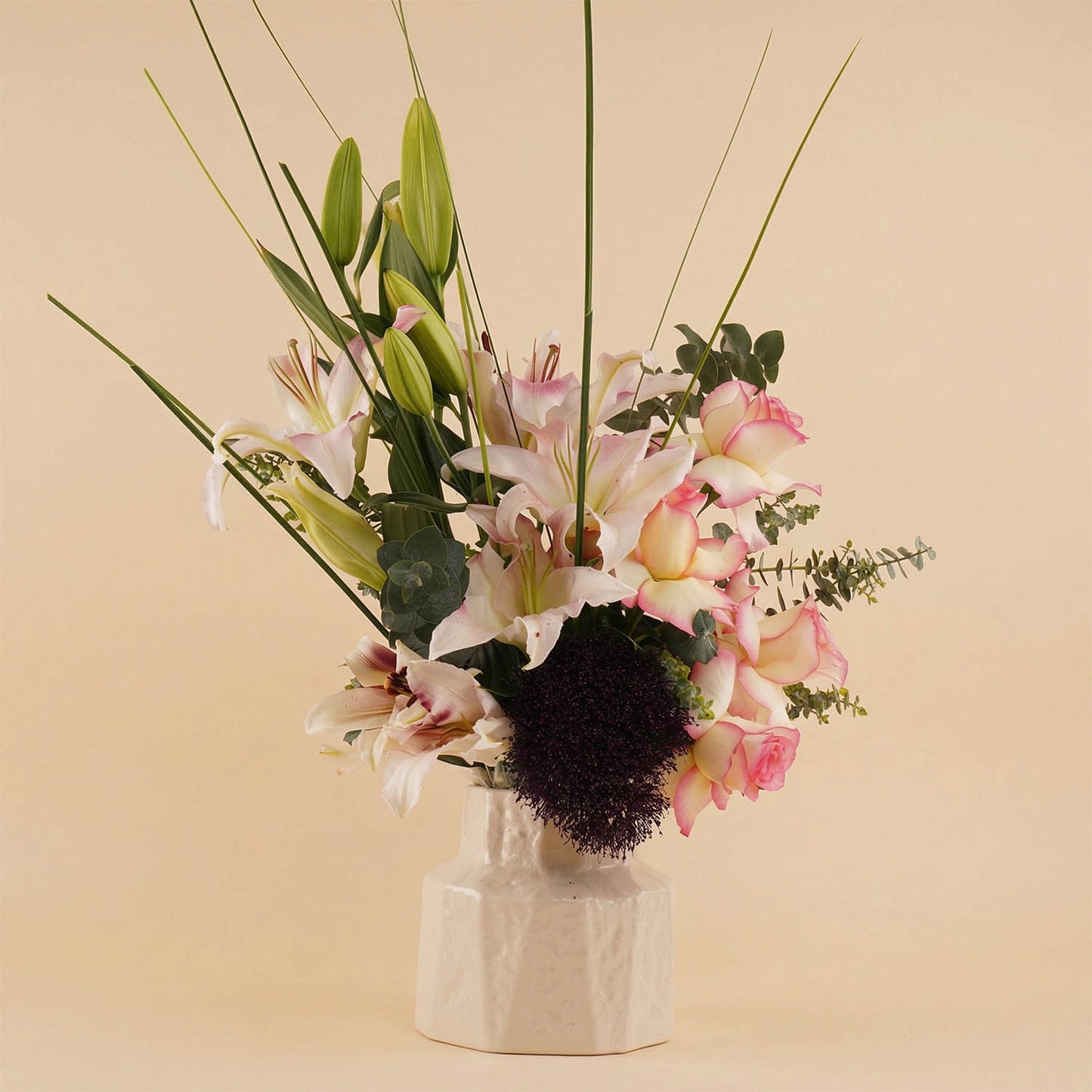 ورد لي لي مع الجوري في فازة سيراميك