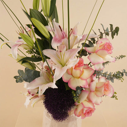 ورد لي لي مع الجوري في فازة سيراميك