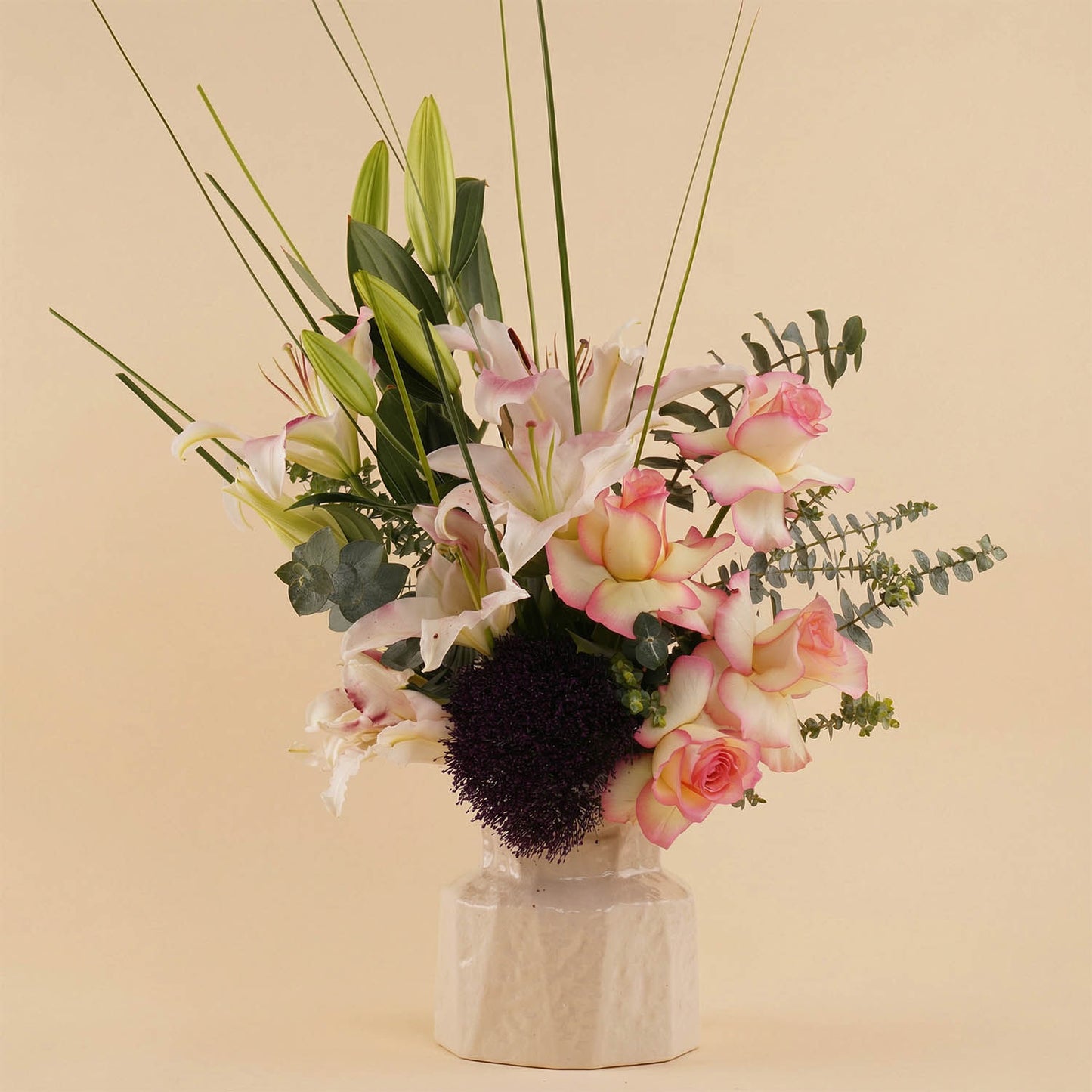 ورد لي لي مع الجوري في فازة سيراميك