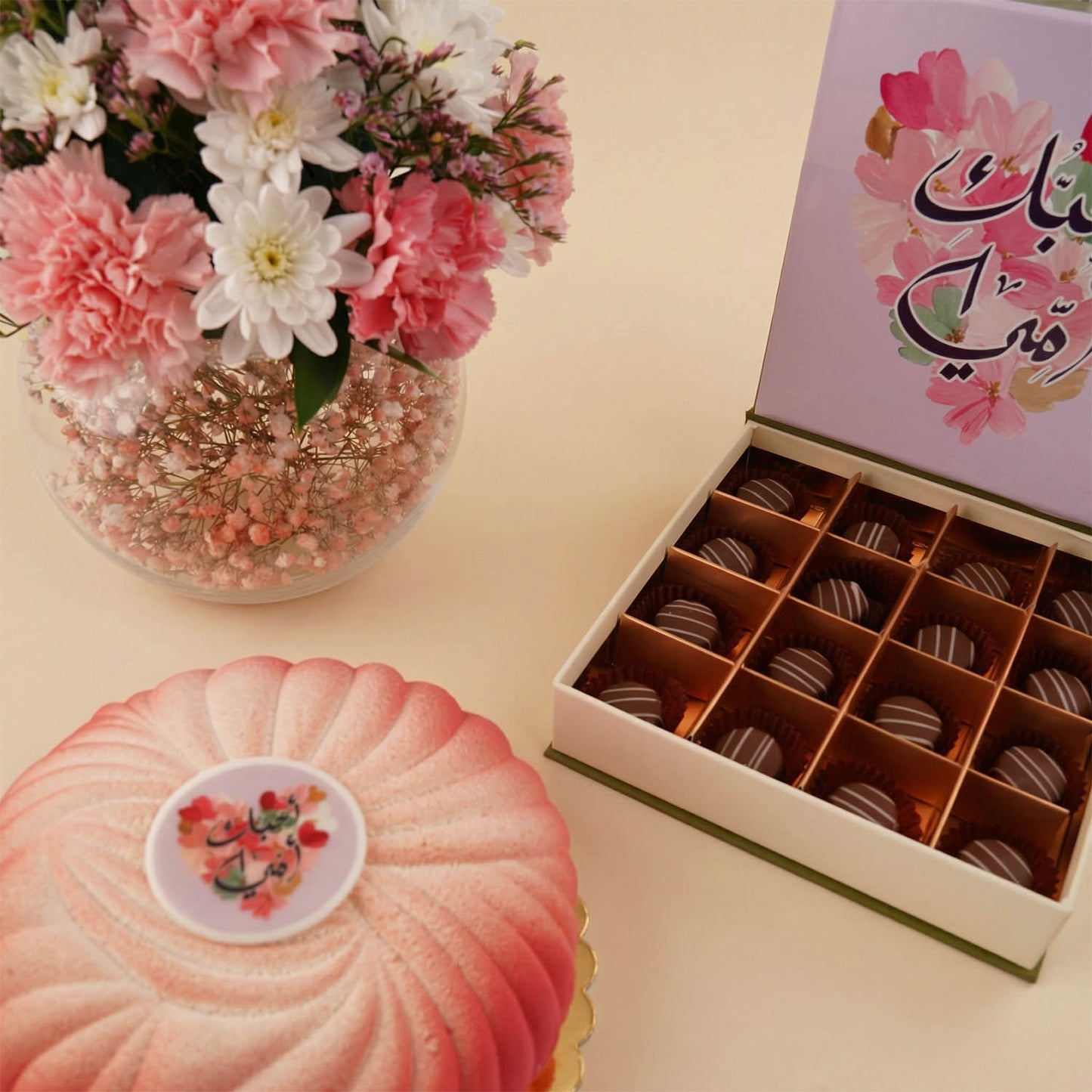 Noor Al Bait Vase with Cake & Chocolates for Mom
