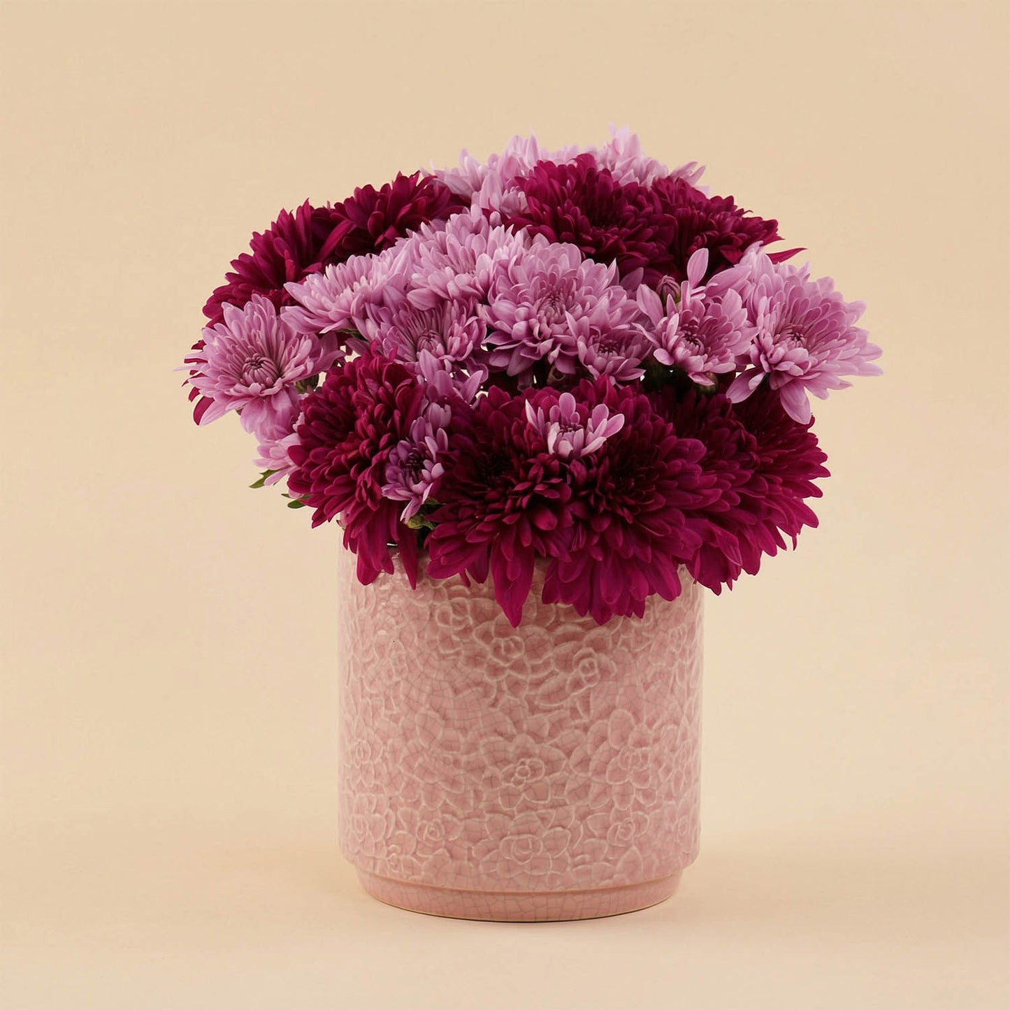 فازة سحر الأقحوان مع كيك وردي