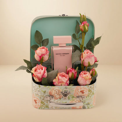 عطر نارسيسو رودريغيز نسائي في شنطة ورد صناعي