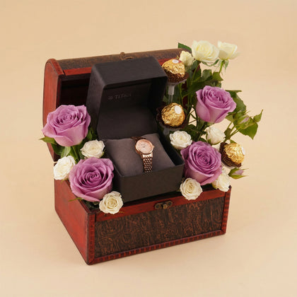 صندوق ملكي | ساعة تيتان نسائية مع ورد وشوكولاتة