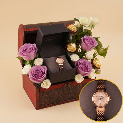 صندوق ملكي | ساعة تيتان نسائية مع ورد وشوكولاتة
