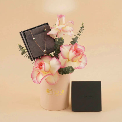 تنسيقة ورود مع عقد لوزيانا من شيروتي