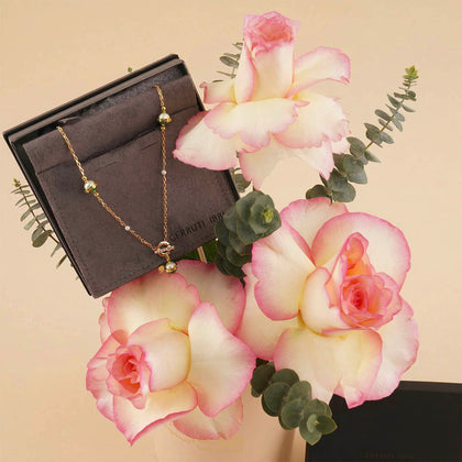 تنسيقة ورود مع عقد لوزيانا من شيروتي