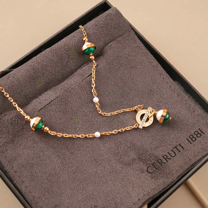 تنسيقة ورود مع عقد لوزيانا من شيروتي