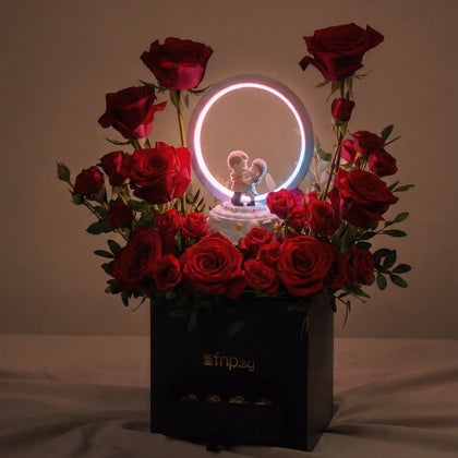 صندوق الورد الرومانسي مع مصباح ليد وشوكولاتة