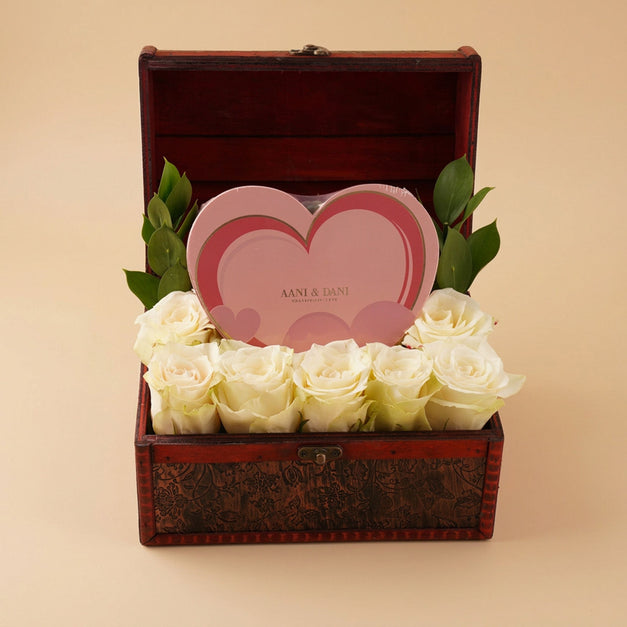 صندوق الورد الابيض مع شوكولاتة آني وداني شكل قلب