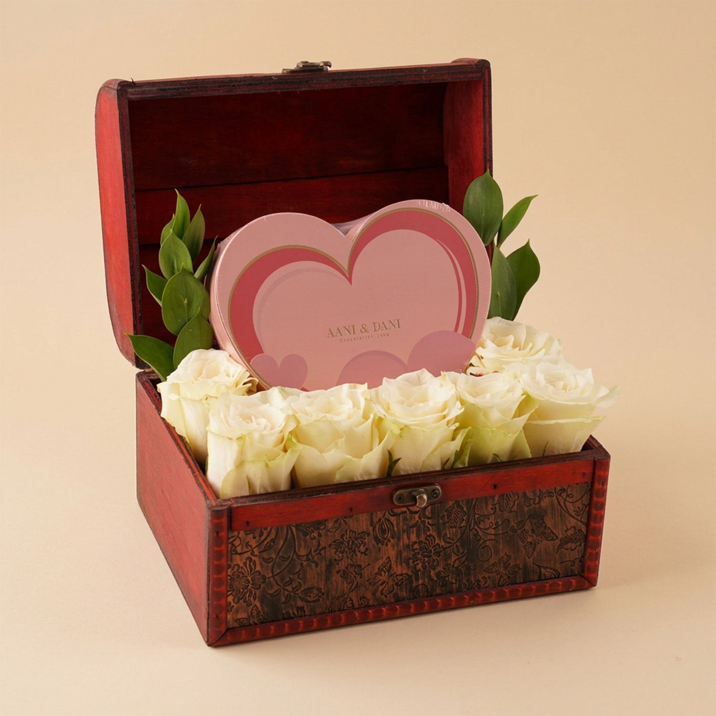 صندوق الورد الابيض مع شوكولاتة آني وداني شكل قلب