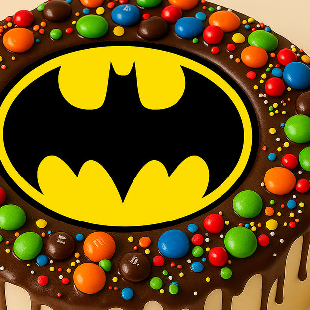 كيك أطفال تصميم باتمان بصوص الشوكولاتة و إم آند إمز