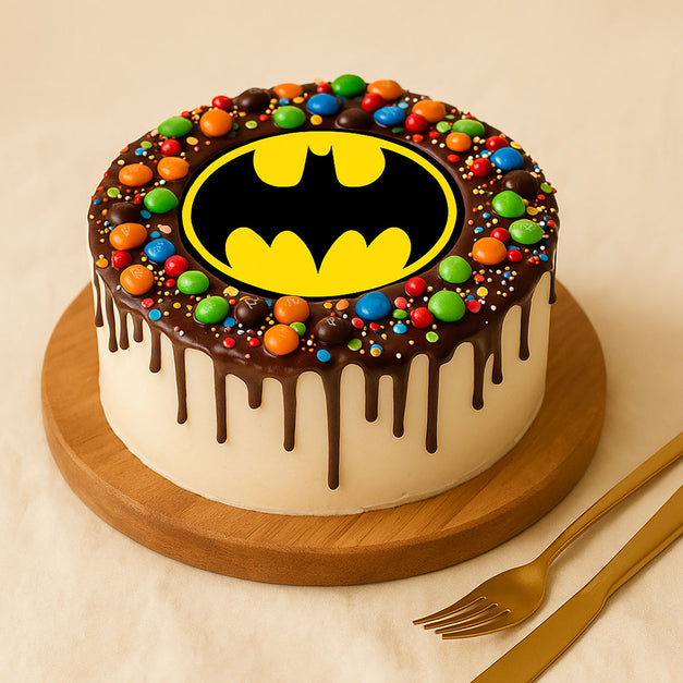 كيك أطفال تصميم باتمان بصوص الشوكولاتة و إم آند إمز
