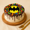 كيك أطفال تصميم باتمان بصوص الشوكولاتة و إم آند إمز