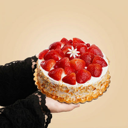 Almond Flakes Cake With Strawberries 
