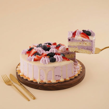 كيك فانيلا بالتوت و الشوكولاتة البيضاء