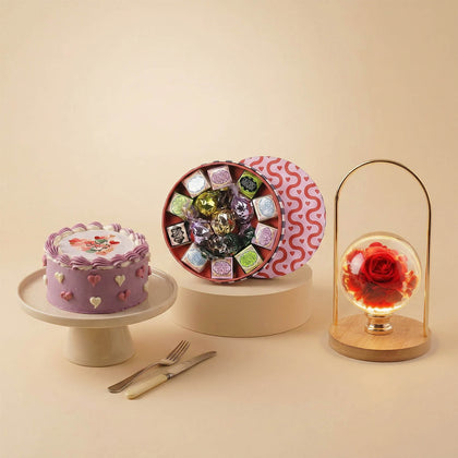 كيك وشوكولاتة عيد الأم مع ورد دائم