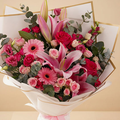 أغنيات | باقة ورد ملونة مع كيكة ردفلفت