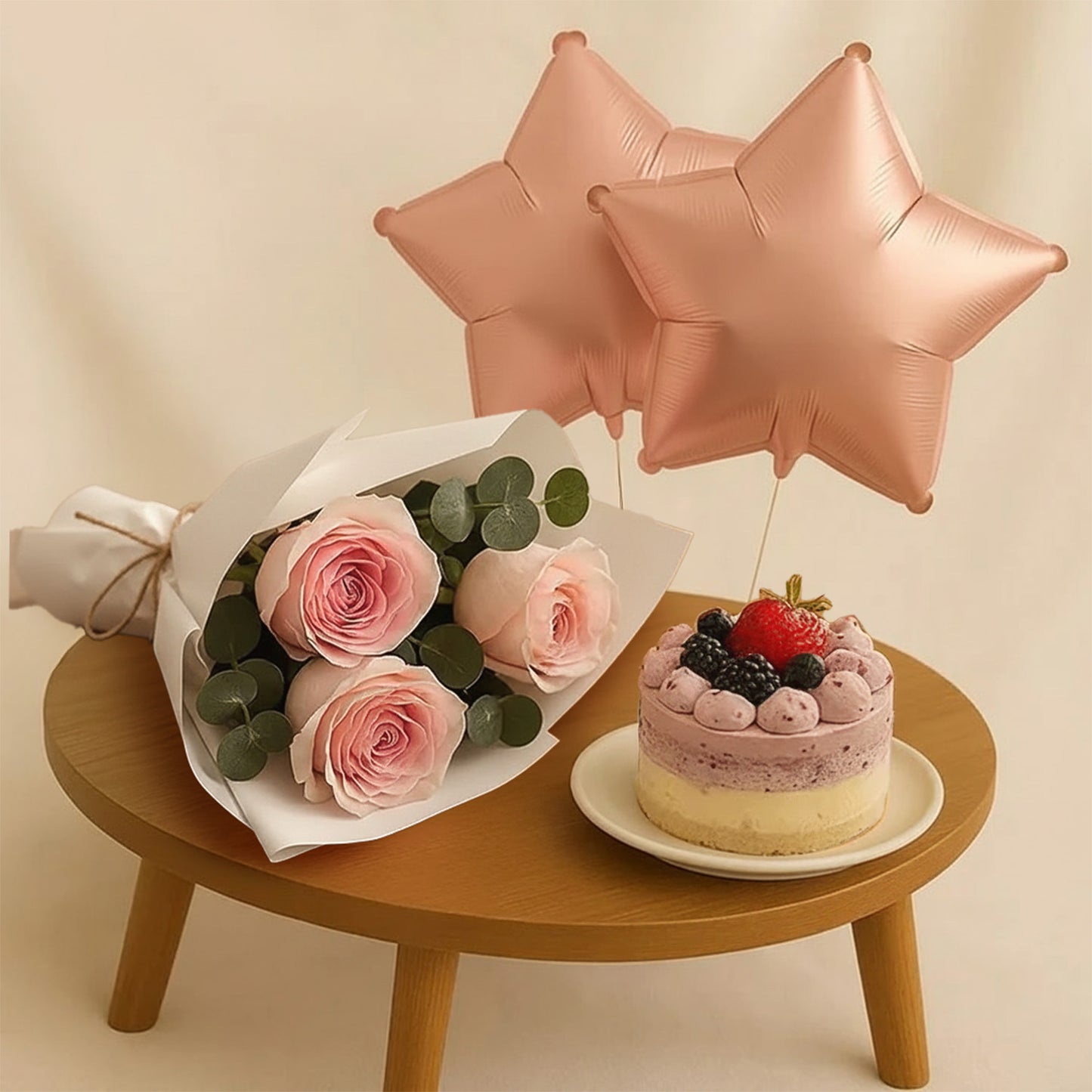 طقم هدايا ميني كيك بالتوت و باقة ورد