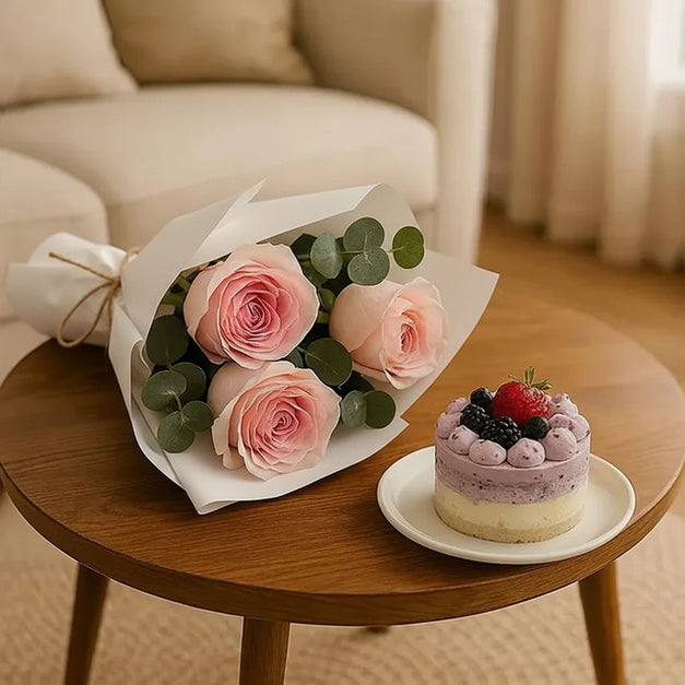 طقم هدايا ميني كيك بالتوت و باقة ورد
