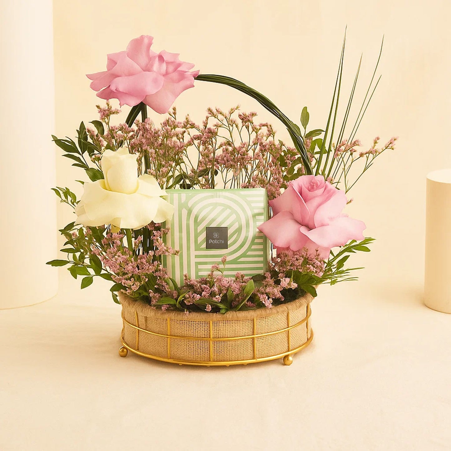 سلة ورد طبيعي و شوكولاتة باتشي