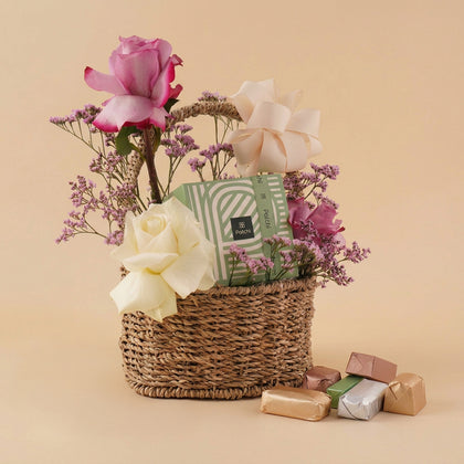 سلة ورد طبيعي و شوكولاتة باتشي