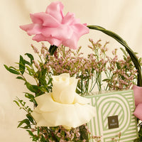 سلة ورد طبيعي و شوكولاتة باتشي