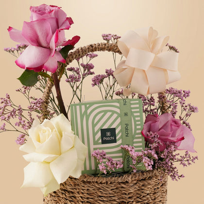 سلة ورد طبيعي و شوكولاتة باتشي