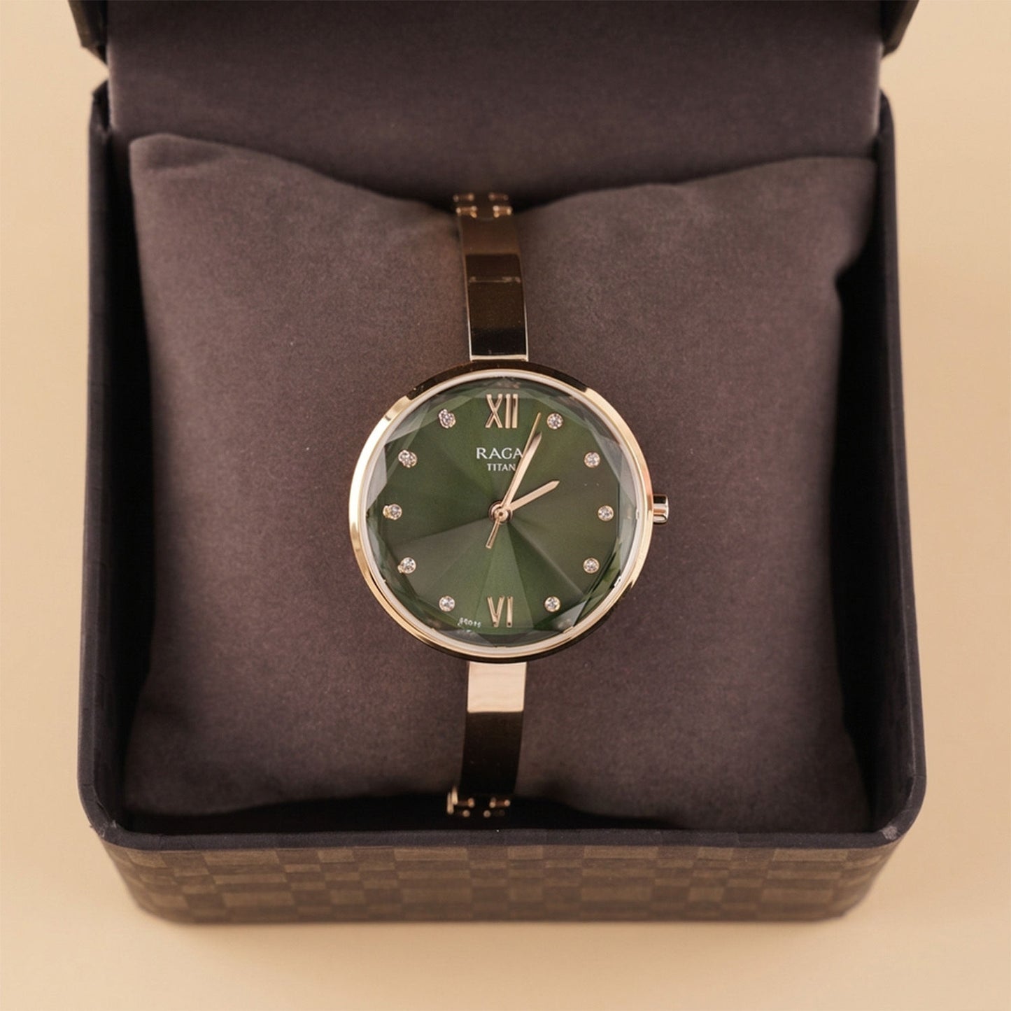 ساعة تيتان راجا شوستوبر ذات مينا أخضر وسوار معدني ذهبي للنساء