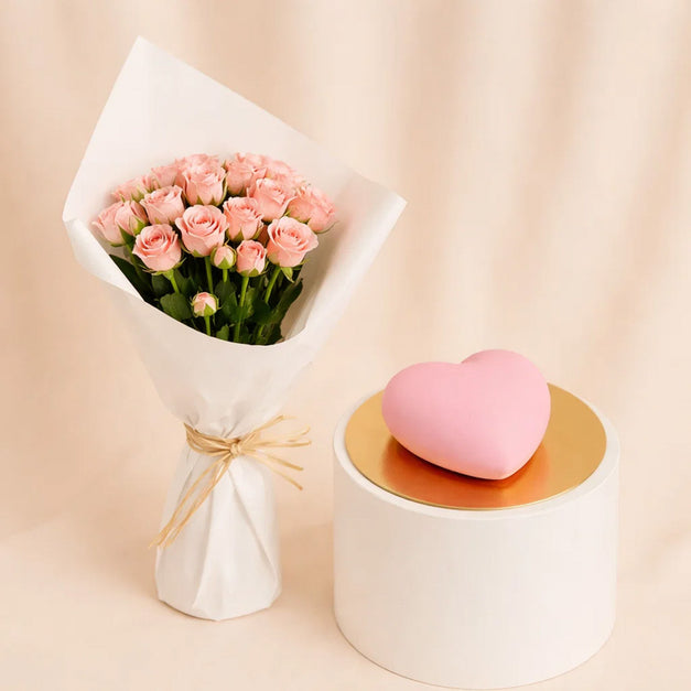 بوكيه ورد وردي و كيك شكل قلب