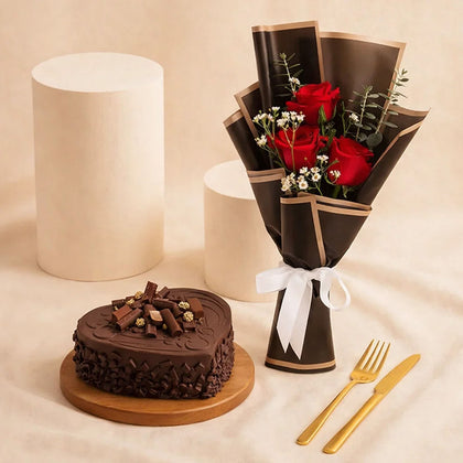 كيك شوكولاتة على شكل قلب مع ورد