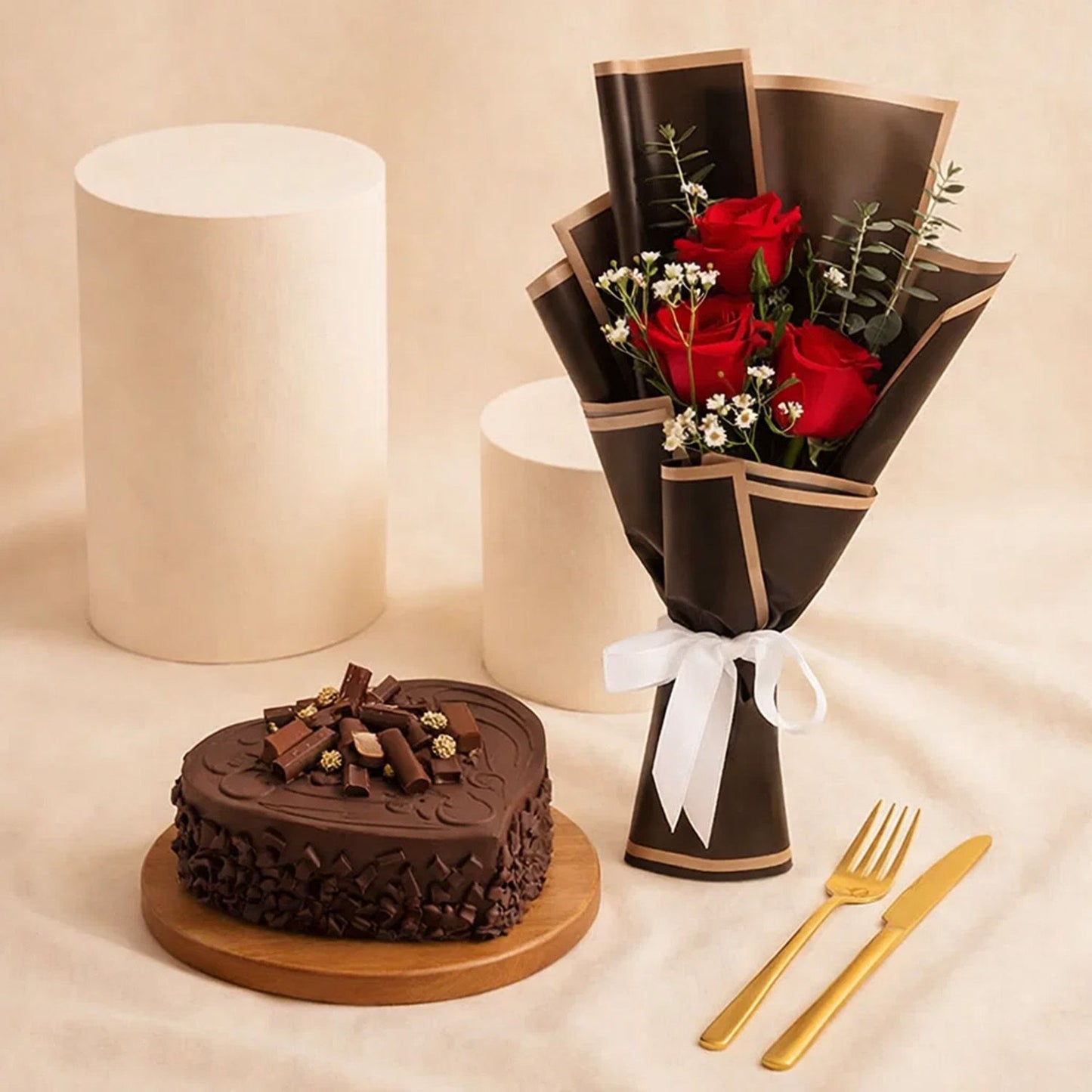 كيك شوكولاتة على شكل قلب مع ورد