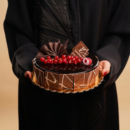 كيك شوكولاتة بالكرز مع باقة ورد