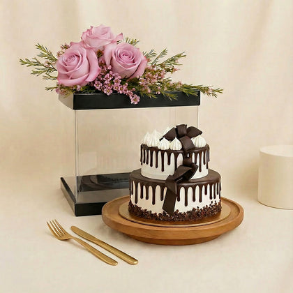 كيكة شوكولاته فاخرة من طبقتين مع باقة ورد