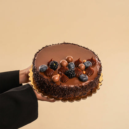 كيكه شوكولاتة مع بوكيه ورود حمراء