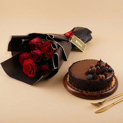 كيكه شوكولاتة مع بوكيه ورود حمراء