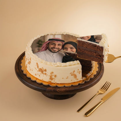 كومبو حب | بوكيه ورد أحمر و كيك بالصورة