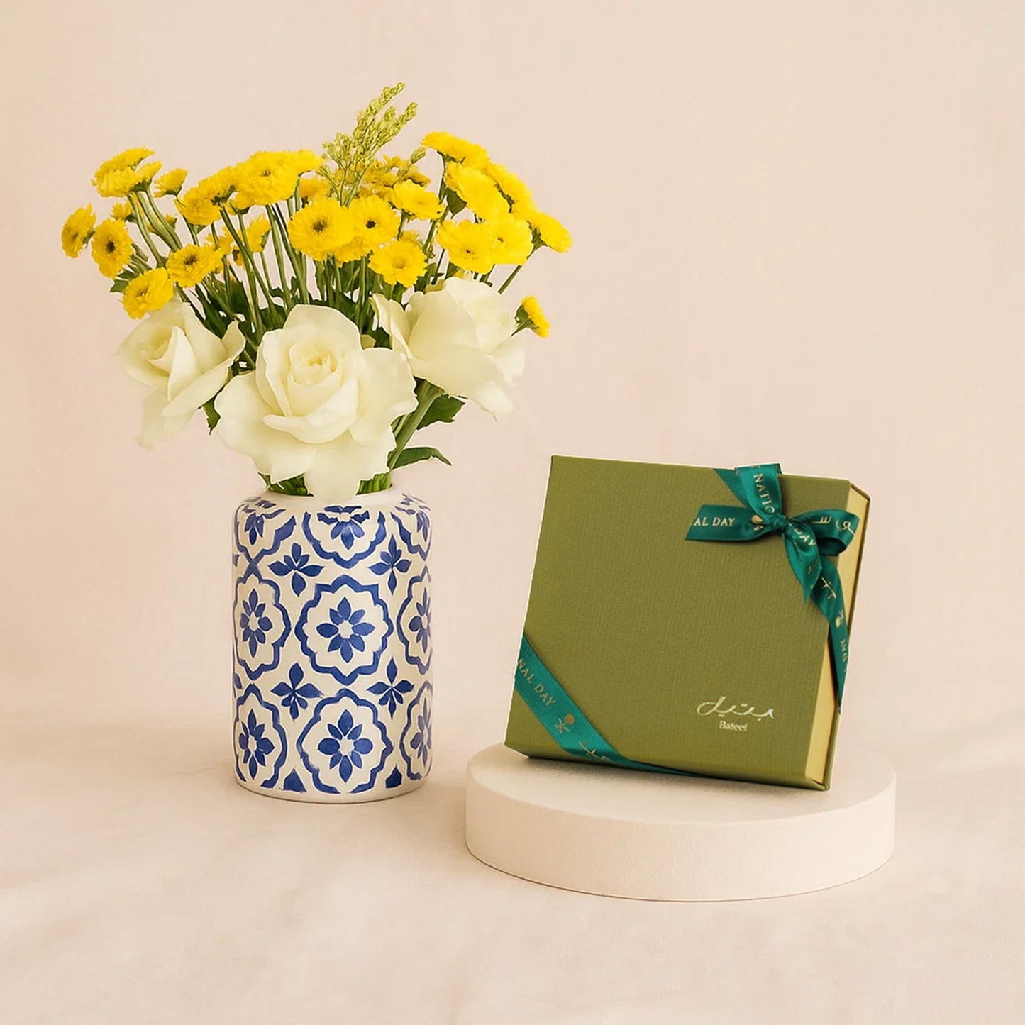 Flowers Patterned Vase With Bateel Palm Set