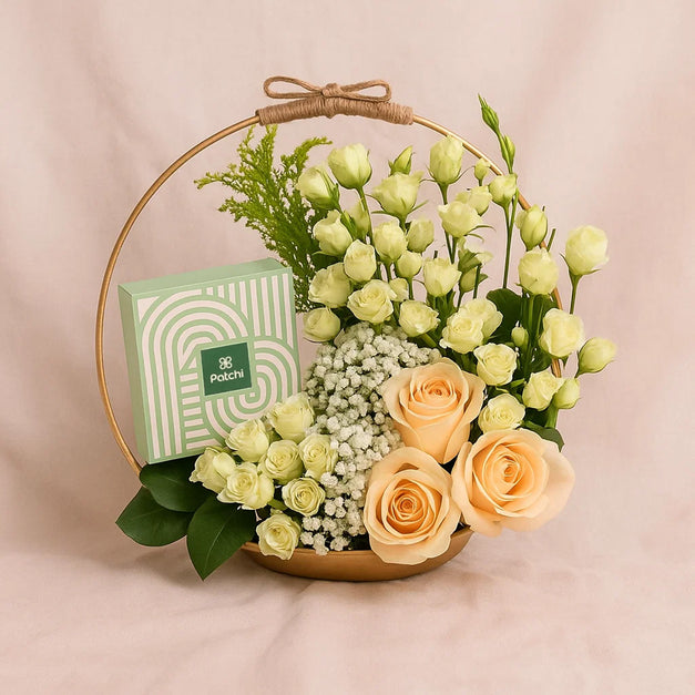 سلة ورد ابيض ناعم مع شوكولاتة باتشي