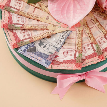 تنسيق ورد صناعي مع 1500 ريال