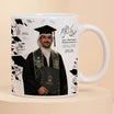 وسادة وكوب تخرج شخصيان