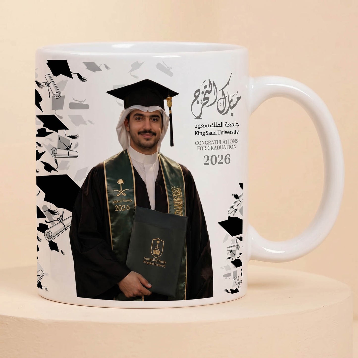 وسادة وكوب تخرج شخصيان
