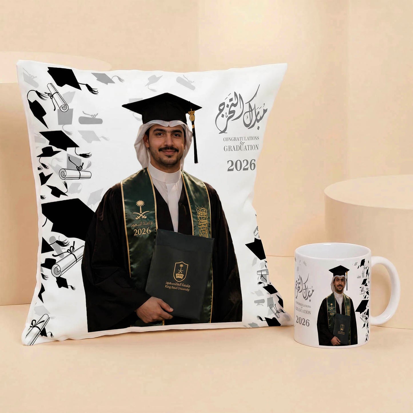 وسادة وكوب تخرج شخصيان