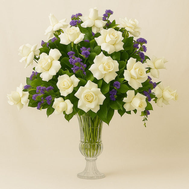 فازة ورد أبيض ولافندر أنيقة