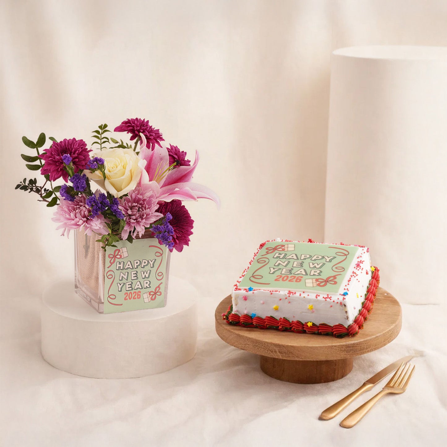 ورد اقحوان مع كيك احتفالي 2026