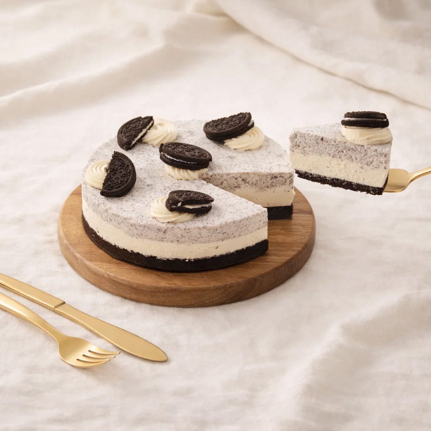 كلاسيك تشيز كيك بالاوريو - كيك نص كيلو مغطى بالكريمة الناعمة و قطع بسكويت الاوريو- توصيل كيك بنفس اليوم الرياض من محل كيك وهدايا اف ان بي السعودية