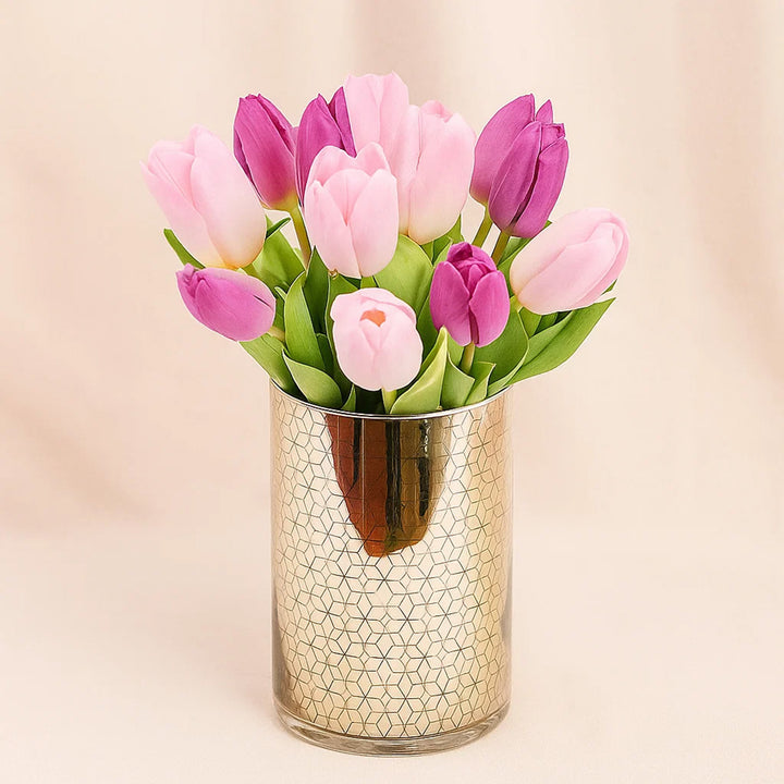 ورد توليب زهري في مزهرية ذهبية